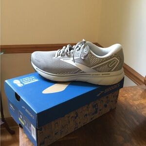 Brooks running shoe like new 9 wide